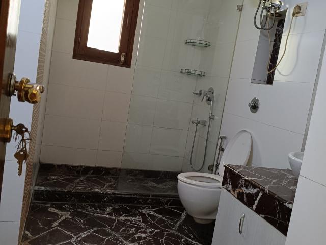 Resale | 5 BHK + Pooja Room,Servant Room,Study Room,Extra Room 486 Sq.Yd. Independent House in New Friends Colony