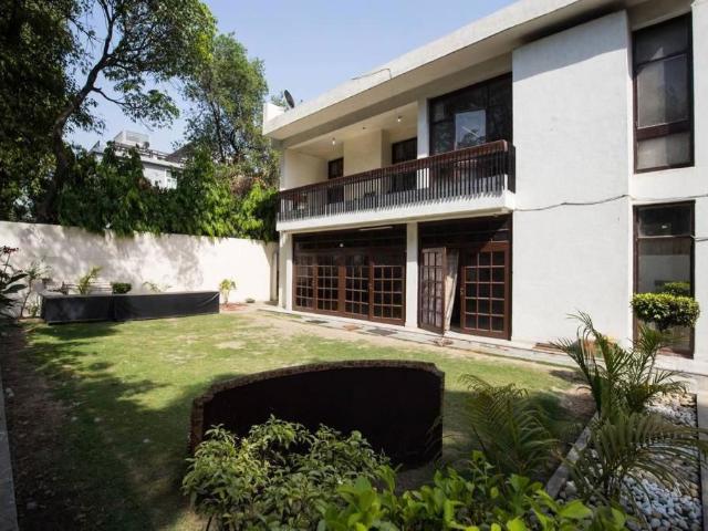 Resale | 5 BHK + Pooja Room,Servant Room,Study Room,Extra Room 400 Sq.Mt. Villa in Dlf Ankur Vihar