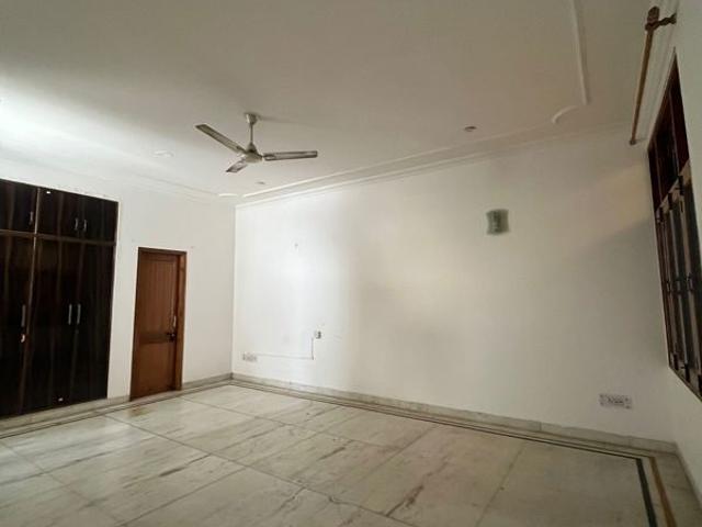 Resale | 5 BHK + Pooja Room,Servant Room,Study Room,Extra Room 550 Sq.Yd. Villa in SS Southend Floors