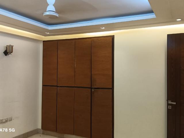 Resale | 5 BHK + Pooja Room,Servant Room,Study Room,Extra Room 500 Sq.Yd. Independent House in New Friends Colony