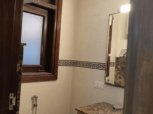 Resale | 5 BHK + Pooja Room,Servant Room,Study Room,Extra Room 500 Sq.Yd. Independent House in New Friends Colony