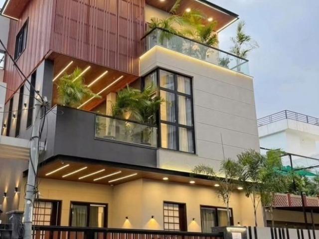 Resale | 5 BHK + Pooja Room,Servant Room,Study Room,Store Room 220 Sq.Yd. Independent House in Nirman Nagar