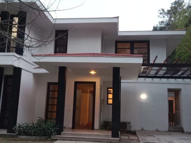 Resale | 5 BHK + Pooja Room,Servant Room,Store Room 1000 Sq.Yd. Villa in Vipul Tatvam Villas