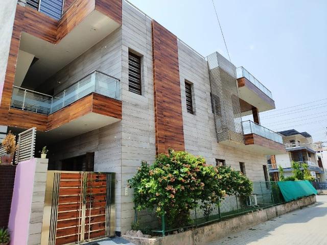 Resale | 5 BHK + Pooja Room,Store Room 250 Sq.Yd. Independent House in Sector 22