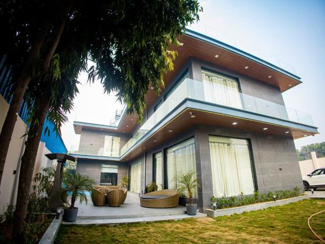 Resale | 5 BHK + Prayer Room,Servant Room,Extra Room,Store Room 9000 Sq.Ft. Villa in Vasant Kunj