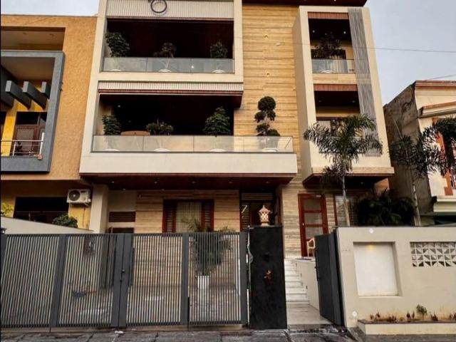 Resale | 5 BHK + Prayer Room,Servant Room,Study Room,Basement,Store Room 355 Sq.Yd. Independent House in Vaishali Nagar