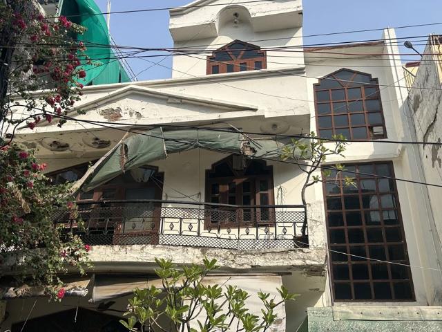 Resale | 5 BHK + Prayer Room,Servant Room,Study Room,Extra Room 185 Sq.Mt. Independent House in Sector 41