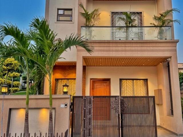 Resale | 5 BHK + Prayer Room,Servant Room,Study Room,Store Room 180 Sq.Yd. Villa in Gandhi Path
