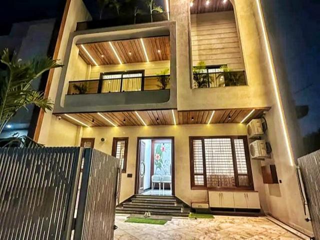 Resale | 5 BHK + Prayer Room,Servant Room,Study Room,Store Room 266 Sq.Yd. Independent House in Hanuman Nagar Extension