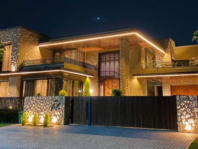 Resale | 6 BHK + 1000 Sq.Yd. Independent House in Sector 94