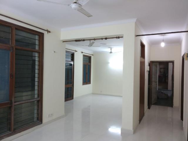 Resale | 6+ BHK + 153 Sq.Mt. Independent House in RWA Apartments Sector 41