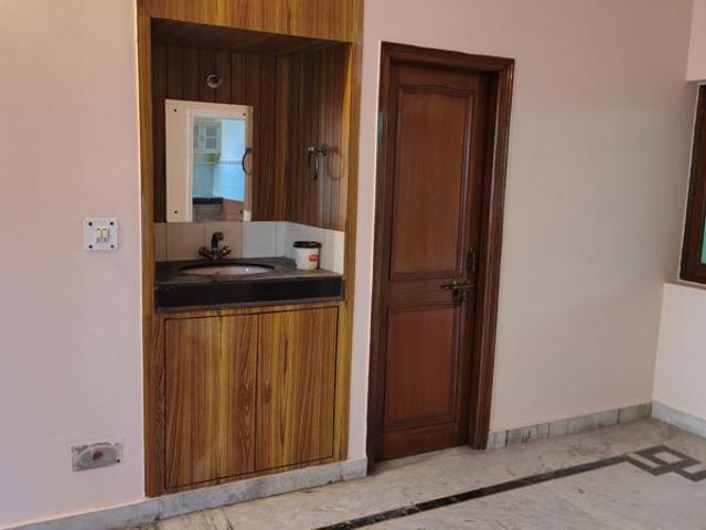 Resale | 6 BHK + 162 Sq.Ft. Villa in Sector 56
