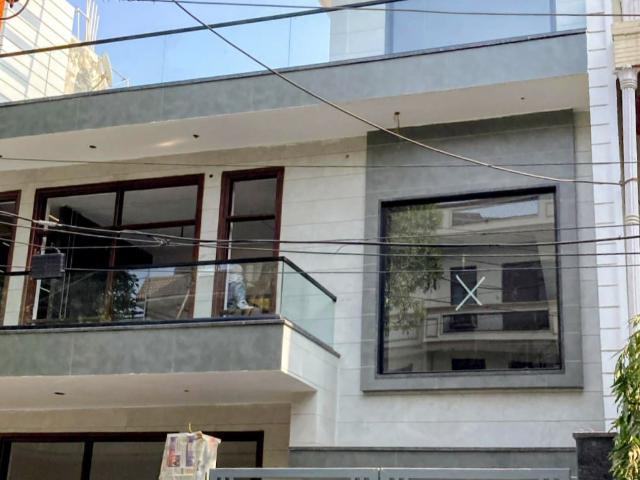 Resale | 6 BHK 180 Sq.Mt. Independent House in RWA Apartments Sector 41