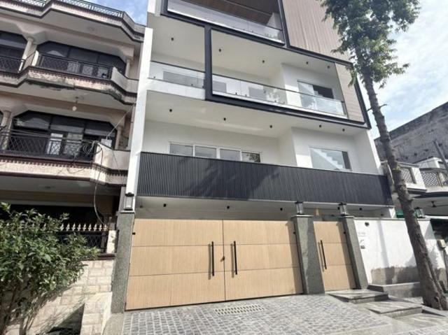Resale | 6+ BHK + 180 Sq.Mt. Independent House in RWA Apartments Sector 41