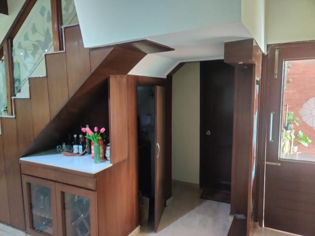 Resale | 6 BHK 182 Sq.Mt. Independent House in RWA Apartments Sector 39