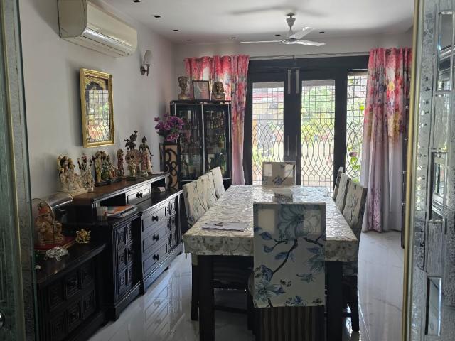 Resale | 6+ BHK 200 Sq.Mt. Independent House in Sector 11