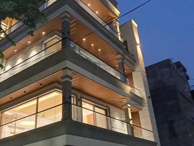 Resale | 6+ BHK + 200 Sq.Mt. Villa in Sector 100