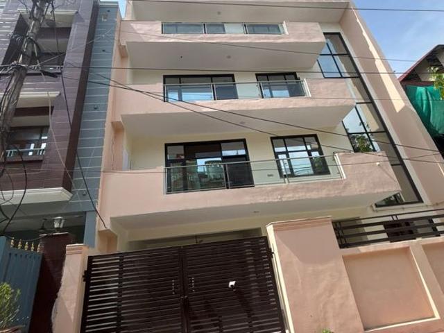 Resale | 6+ BHK 200 Sq.Ft. Independent House in RWA Apartments Sector 52
