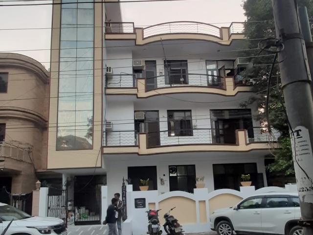 Resale | 6+ BHK 220 Sq.Mt. Independent House in RWA Apartments Sector 20