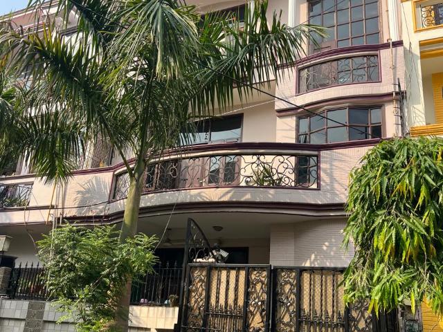 Resale | 6 BHK 220 Sq.Mt. Independent House in Sector 27