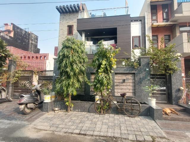 Resale | 6 BHK 254 Sq.Mt. Independent House in Sector 55