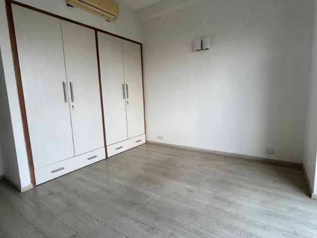 Resale | 6+ BHK 275 Sq.Yd. Independent House in Sector 17