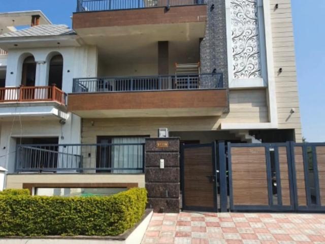 Resale | 6 BHK 2700 Sq.Ft. Villa in Aerocity