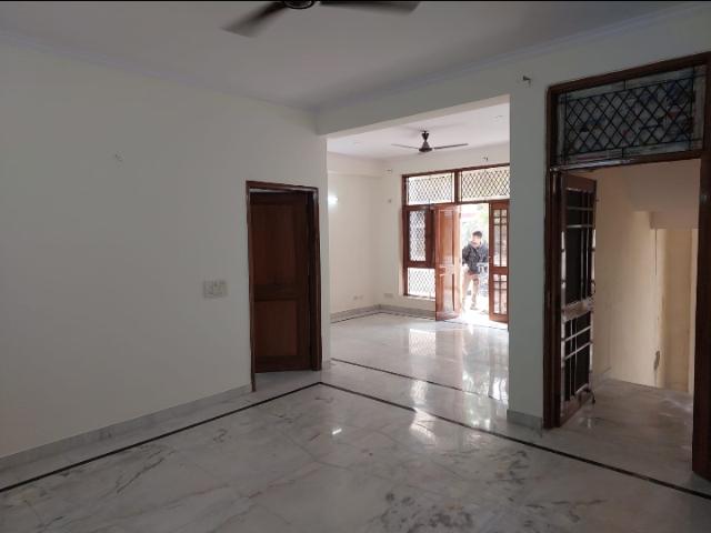 Resale | 6+ BHK 3000 Sq.Ft. Villa in RWA Apartments Sector 41