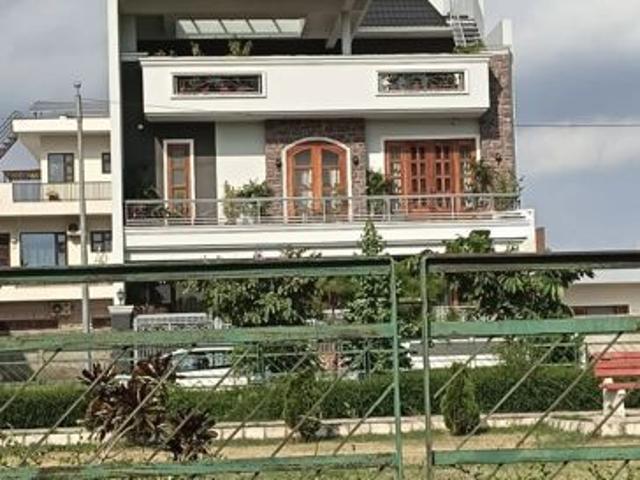 Resale | 6 BHK + 300 Sq.Yd. Independent House in Sector 66 B