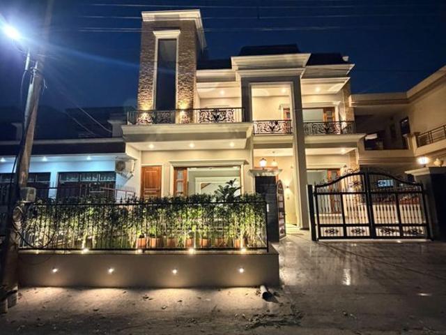 Resale | 6 BHK 300 Sq.Yd. Independent House in Sector 80