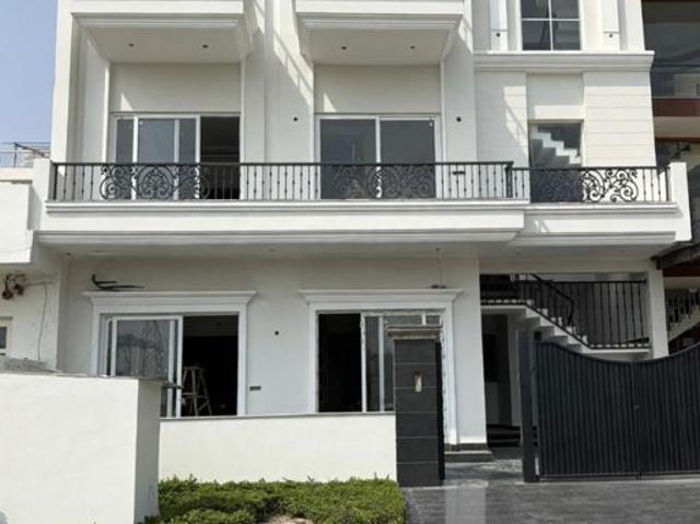 Resale | 6+ BHK + 300 Sq.Yd. Independent House in Sector 82 A