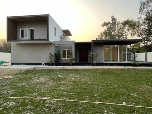 Resale | 6+ BHK 3229 Sq.Ft. Independent House in RWA Apartments Sector 47