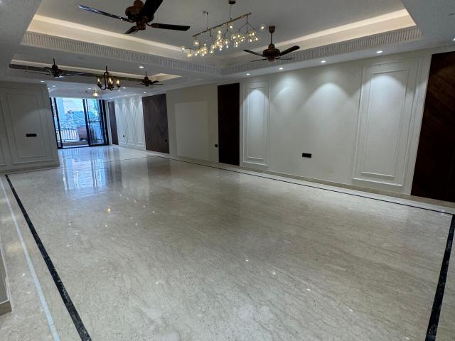 Resale | 6+ BHK 360 Sq.Yd. Villa in DLF City Phase IV