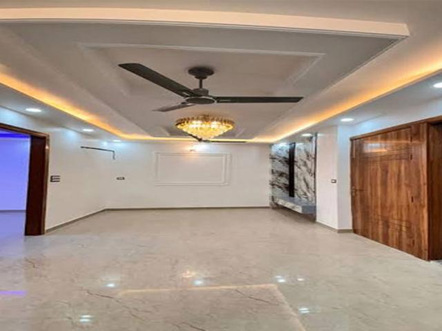 Resale | 6+ BHK + 445 Sq.Yd. Villa in Janakpuri