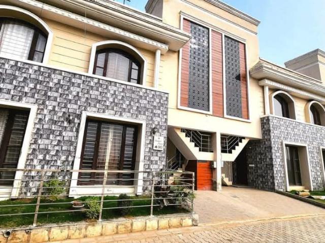Resale | 6+ BHK 450 Sq.Ft. Independent House in Dlf Ankur Vihar