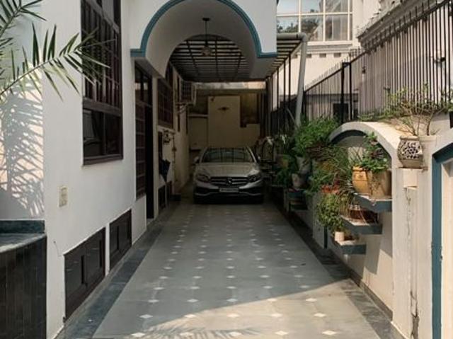 Resale | 6+ BHK + 453 Sq.Mt. Villa in Sector 26