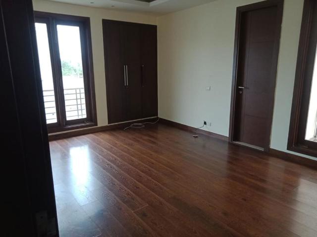 Resale | 6 BHK + 504 Sq.Yd. Independent House in New Friends Colony