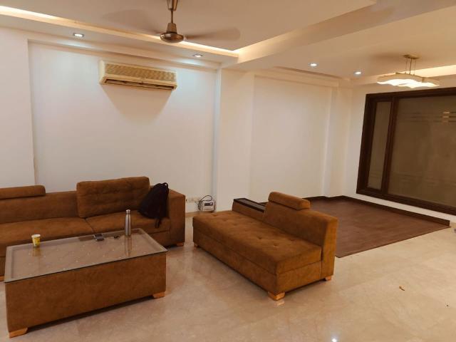 Resale | 6+ BHK + 500 Sq.Yd. Villa in New Friends Colony