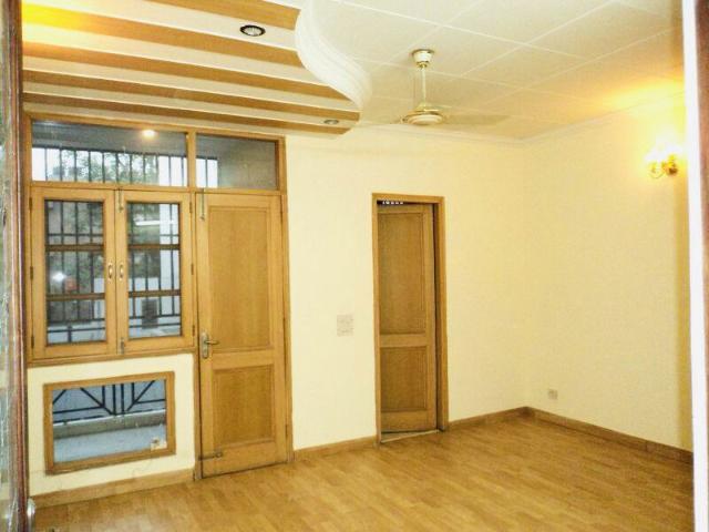 Resale | 6+ BHK + 500 Sq.Yd. Villa in New Friends Colony