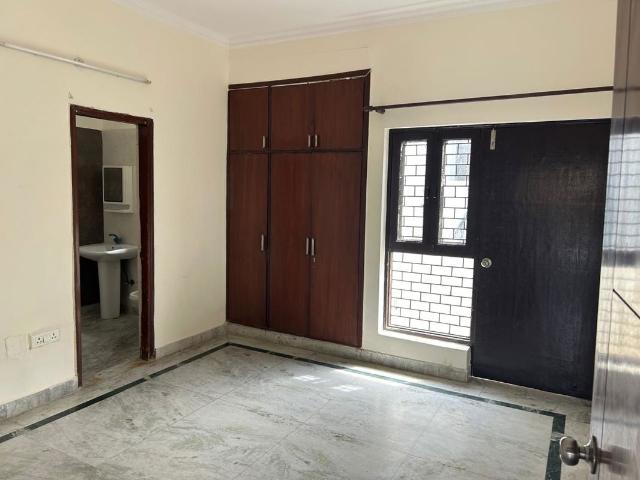 Resale | 6 BHK 63 Sq.Mt. Independent House in Sector 20