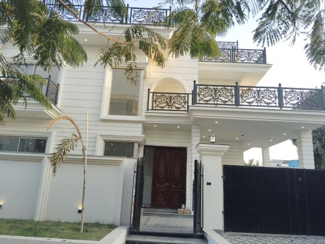 Resale | 6+ BHK + 8500 Sq.Ft. Villa in Omaxe Metro City
