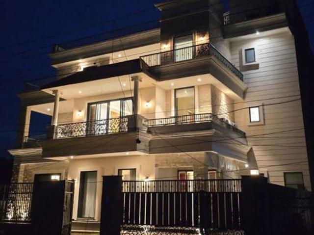 Resale | 6 BHK + Basement 500 Sq.Yd. Independent House in Sector 70