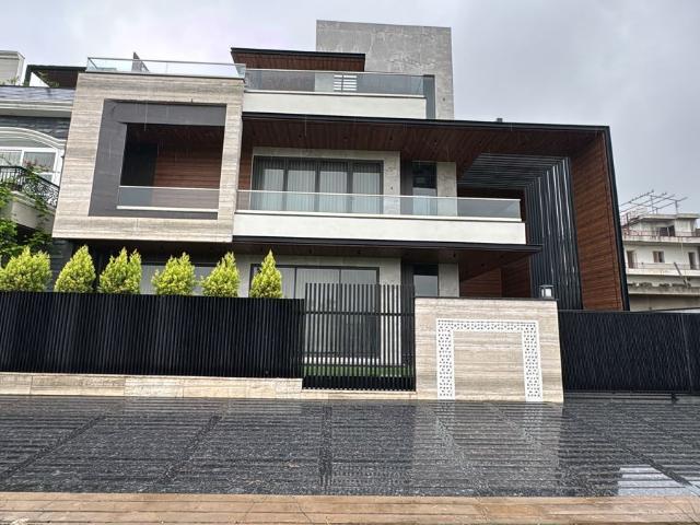 Resale | 6+ BHK + Extra Room 500 Sq.Yd. Villa in Sector 82