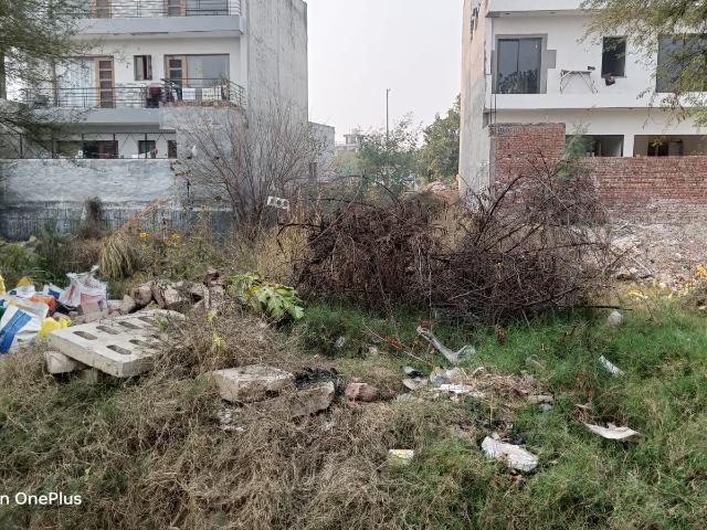 Resale | 6+ BHK + Extra Room 200 Sq.Yd. Independent House in Sector 80