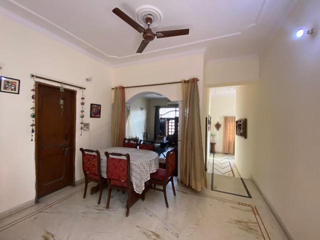 Resale | 6+ BHK + Extra Room 210 Sq.Mt. Villa in Sector 22