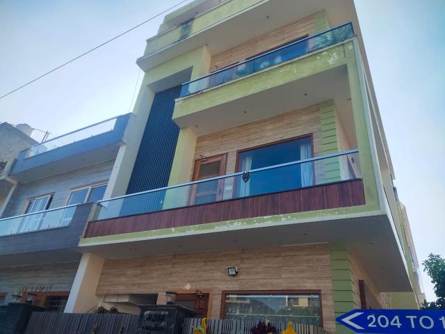 Resale | 6+ BHK + Extra Room 2250 Sq.Ft. Independent House in WTC Suites