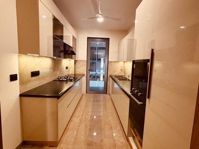 Resale | 6+ BHK + Extra Room 270 Sq.Yd. Independent House in Sector 46