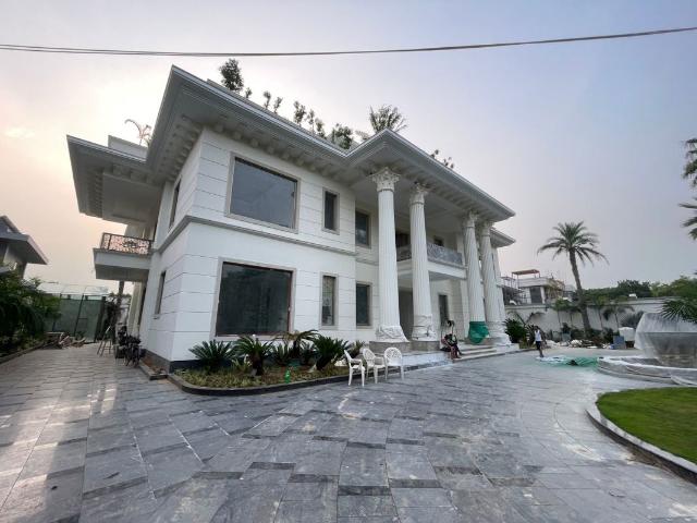 Resale | 6 BHK + Extra Room 2800 Sq.Yd. Villa in Sultanpur