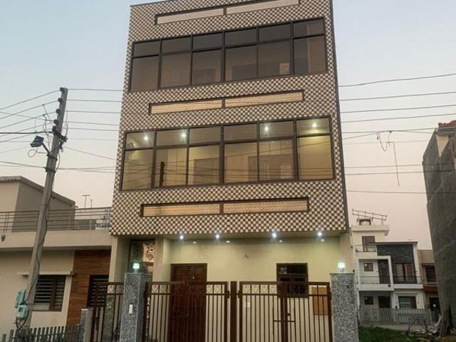Resale | 6+ BHK + Servant Room,Extra Room 125 Sq.Yd. Independent House in Sector 77