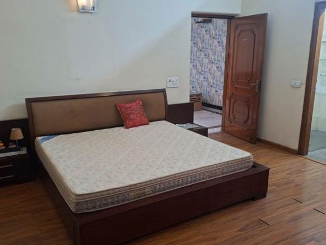Resale | 6+ BHK + Servant Room,Store Room 200 Sq.Mt. Villa in Sector 26